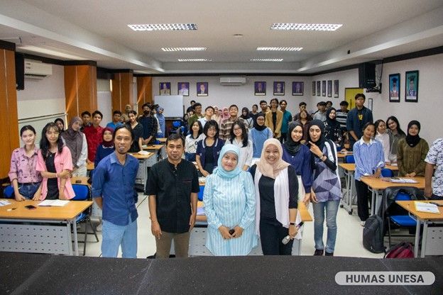  Head of the Gender Center, Communication Science Study Program Coordinator, presenters and UNESA Communication Science students.