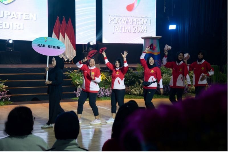 Delegation representatives from Kediri Regency attended the opening along with hundreds of athletes and coaches from other district and city delegations. 