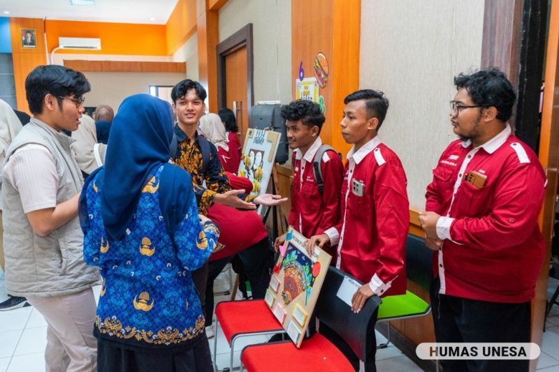 Every exhibition booth is busy with students and even lecturers. This learning media innovation will later be spread to schools.