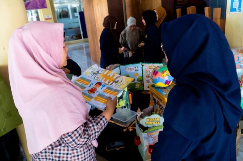 Visitors from among students and lecturers explore innovations in their respective fields. each student booth.