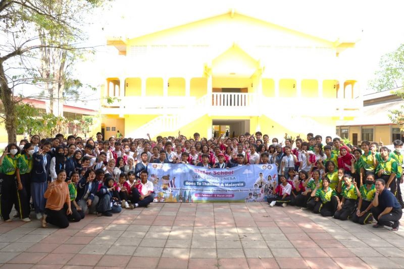 Group of UNESA Elementary, Middle School and Labchool High School students in the Sister School program in Malaysia and Thailand