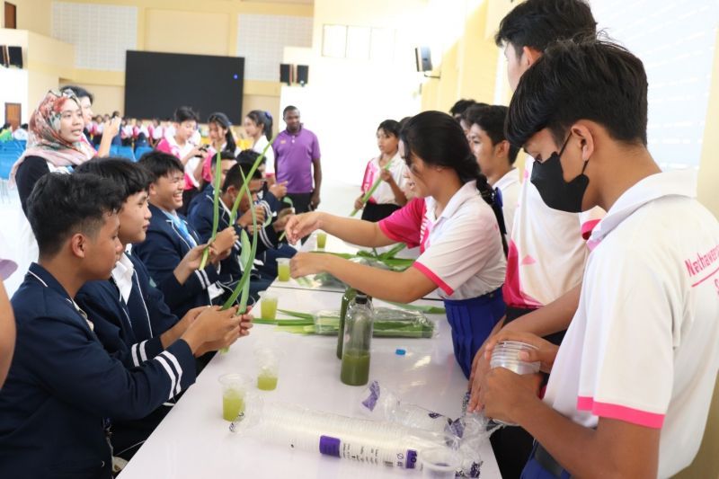 Activities of UNESA Labschool students with Nathawee School students in Thailand