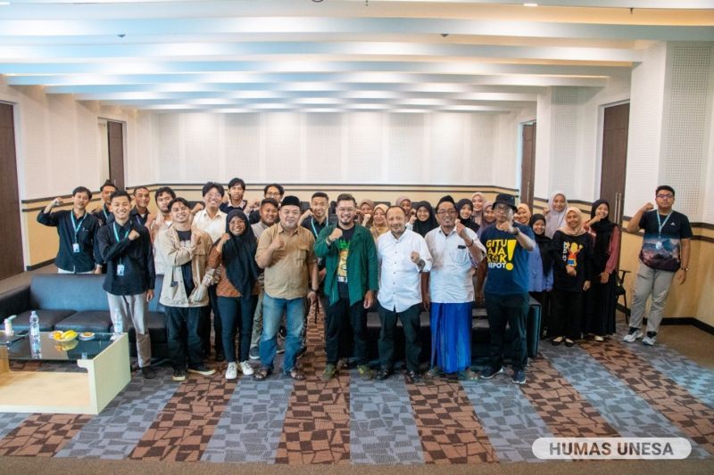 Head of IMBBN Sub-Directorate (center), Chairman of the Surabaya Gusdurian Network, and Director of TV9 take a photo with the activity participants.
