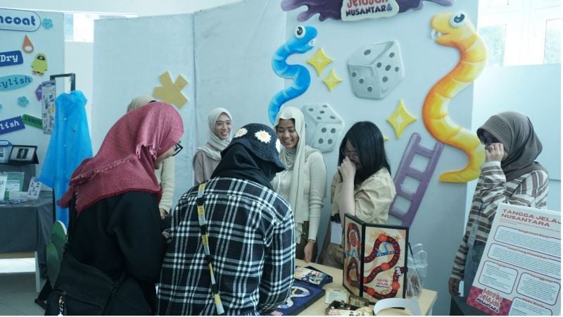 Surabaya State University (UNESA) students attended the DKV Entrepreneurship final assignment exhibition. They were seen visiting the Tangga Jelajah booth.