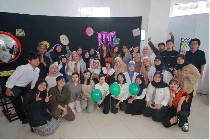 DKV students participating and organizing the exhibition with Kanya Catya S.T., M.A., lecturer in the Entrepreneurship course . 