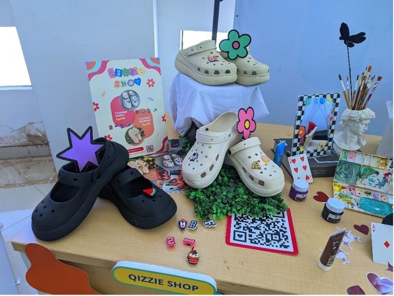 Qizzie Shop is one of booth displayed at the UNESA DKV FBS Study Program Entrepreneurship Exhibition.