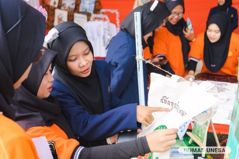 UNESA PPG Prajab students explain their programs and innovations to exhibition visitors.