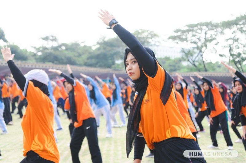 Teachers throughout the city of Surabaya and the entire 'Home of Champions' campus community took part in the Indonesian Teachers' Gymnastics which was initiated by UNESA.