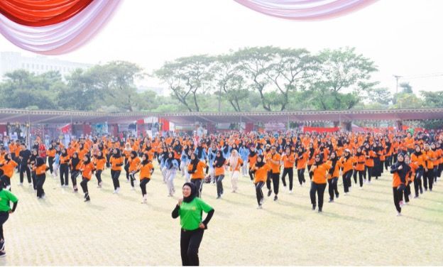 The gymnastics atmosphere with teachers and the UNESA community uses the Indonesian Teacher Gymnastics movement patterns.