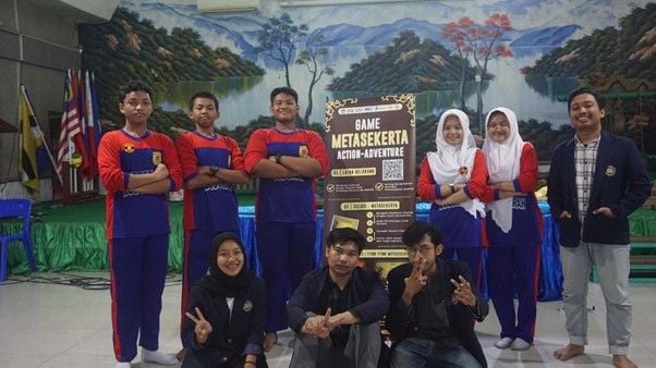 UNESA PKMPM Team with students from PGRI 1 Buduran Middle School, Sidoarjo