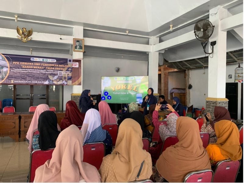 The UNESA Biology Education Student Association shared with residents of Sumokali, Candi Sidoarjo about how to process family medicinal plants (toga) into healthy and marketable yoghurt products.