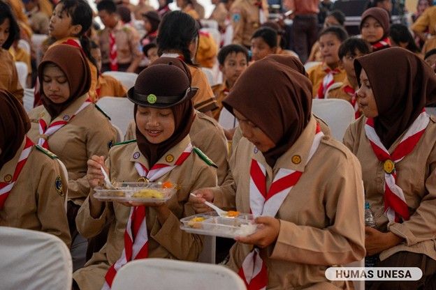 Participants of the East Java Kwarda scout movement were seen enjoying nutritious food According to them, apart from being delicious, the food is also healthy.