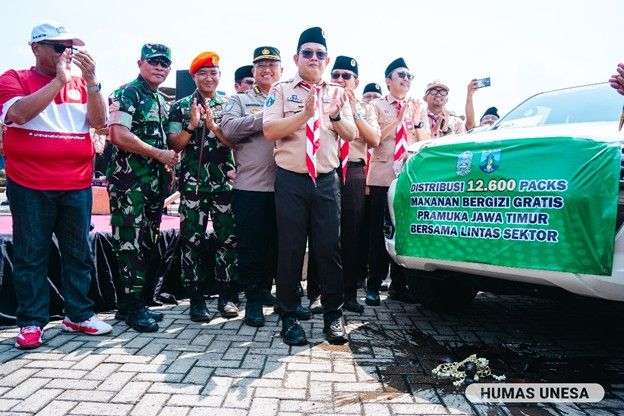 The distribution of nutritious food packages was led Acting directly, Governor East Java, Adhy Karyono; Chairman of the East Java Scout Kwarda, Arum Sabil; accompanied by the Deputy Chancellor for Field II Unesa, Bachtiar Syaiful Bachri, and elements of the TNI-Polri.