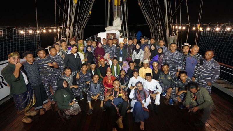 Dewi with the participants of the 2023 Spice Route Cultural Goodwill Voyage and the crew of the KRI Dewaruci-TNI AL ship