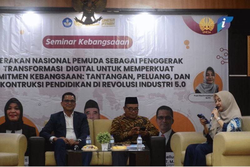 Lemhannas RI maritime observer Dr. Capt. Marcellus Jayawibawa, S.SiT, M.Mar (left); and Dean of FIP, Prof. Dr. Moch Nursalim, M.Si (middle) , with moderators (right) in the National Seminar material delivery session.