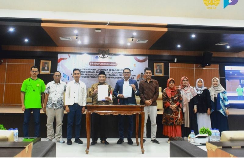 Lemhannas RI maritime observer, Dr. Capt. Marcellus Jayawibawa, S.SiT, M.Mar; and Dean of FIP, Prof. Dr. Moch Nursalim, M.Si. , showing the cooperation documents after the MoU was witnessed by officials, study program coordinators and lecturers within FIP.