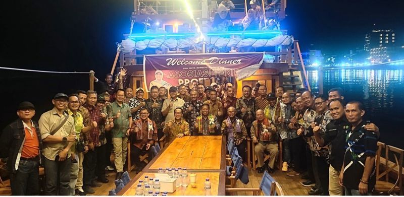 Leaders and professors of universities throughout Indonesia participating in the professorial tennis tournament were welcomed by the host at the Pinisi Ship, Losari Beach, Makassar.