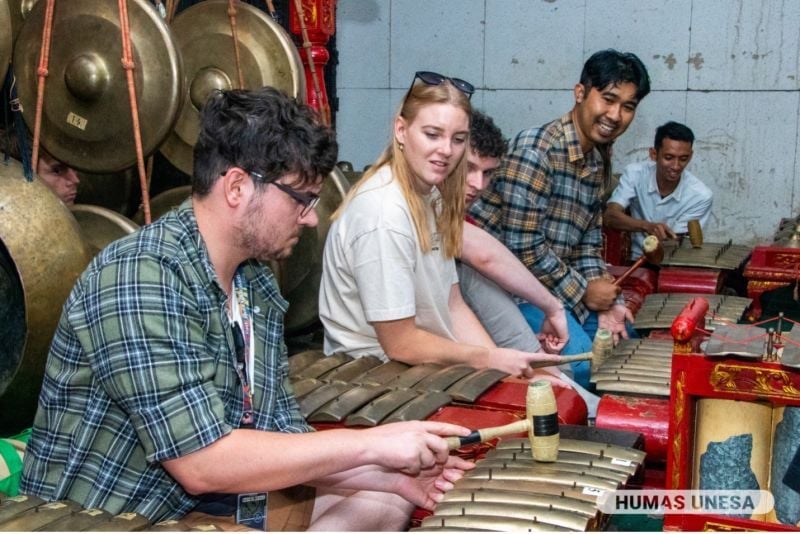 West Australian students learn to play gamelan at UNESA Campus 2 Lidah Wetan, Surabaya