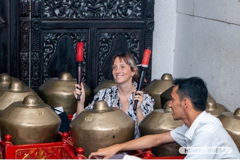 West Australian students are fascinated by the diversity of traditional Indonesian musical instruments, one of which is the gamelan. According to them, its shape and sound are unique.