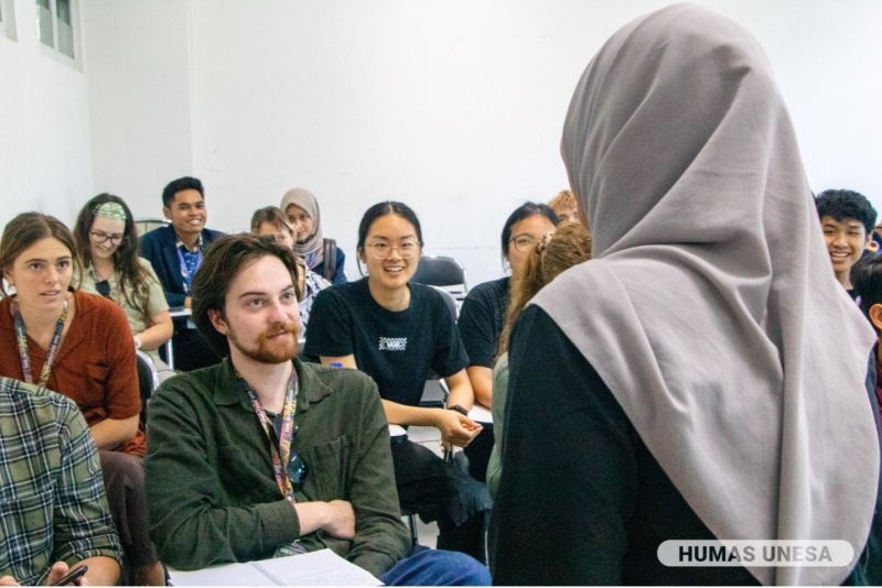 The international student also took part in the UNESA Indonesian Language for Foreign Speakers (BIPA) class.