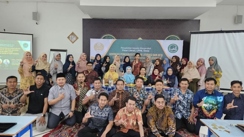 The UNESA LPPM PKM Team together with teachers at At-Taqwa Integrated Islamic Middle School, Surabaya.