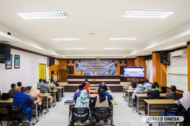 UNESA Fisipol Communication Science Study Program hosted Aspikom East Java 2024. There were many things discussed in this activity, one of which was strengthening the curriculum and synergy between academics and practitioners.