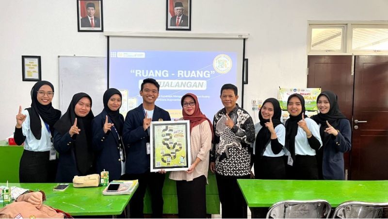 The PPG UNESA student team together with the principal and teachers of SMPN 1 Surabaya.