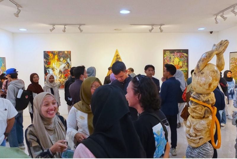 Students, university students and the general public crowded into the exhibition hall of the UNESA Fine Arts Bachelor's study program.