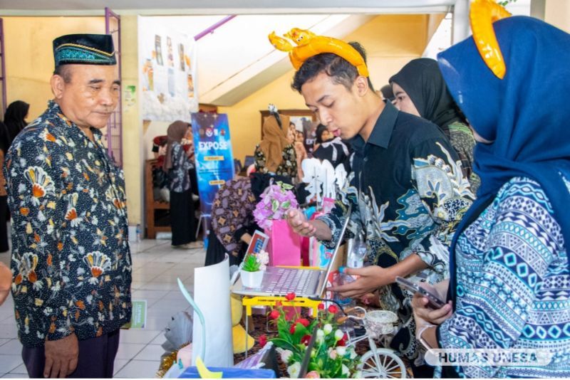 The Dean of FIP, Prof. Dr. Mochamad Nursalim, M.Si., inspected the BK student exhibition booths one by one at the UNESA FIP Hall.