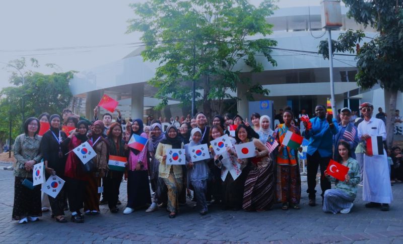 The Language and Arts Month Festival began with a cultural parade attended by BIPA students from various country and UPSI Malaysia.