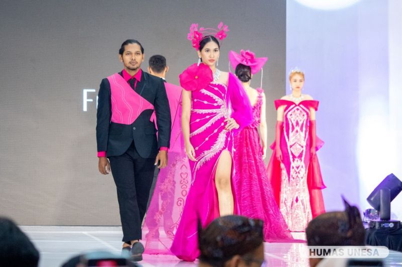VARIOUS: fashion show of fashion works by D-4 Fashion Design students at Surabaya State University filled with visitors at the Ciputra Atrium Oval World Mall Surabaya. 