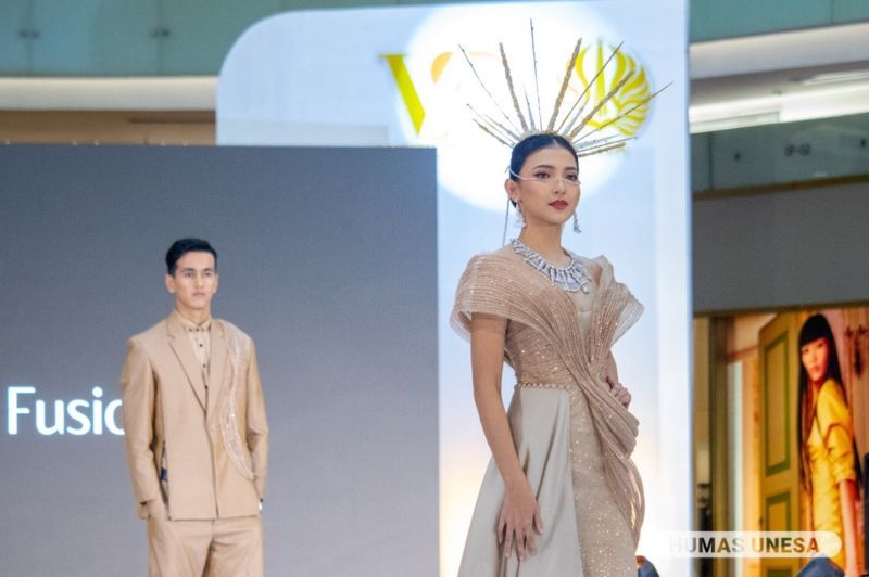 CENTER OF ATTENTION: One of the group's fashion creations 'Nude' in the fashion show of the D-4 Fashion Design students of Surabaya State University.