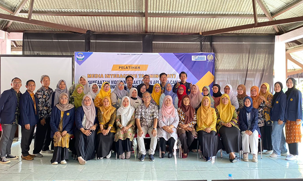 Lecturers and Master's students in Educational Technology with teachers at SLB Kemala Bhayangkari 2 Gresik after training.