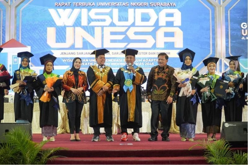 Daily Chair of IKA UNESA, Marhaen Djumadi (three from the right) with the Chancellor of UNESA, Vice Chancellor 3, and the best graduates.