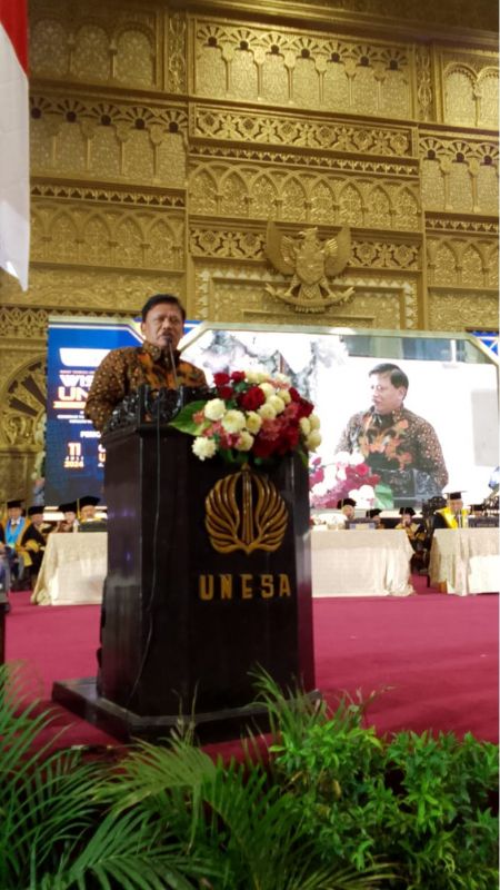 Marhaen Djumadi motivated the graduates when become a representative of IKA UNESA.