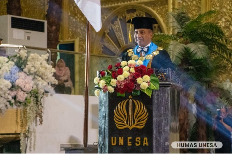 UNESA Chancellor Prof. Dr. Nurhasan, M.Kes., providing reinforcement at UNESA's 110th graduation ceremony.