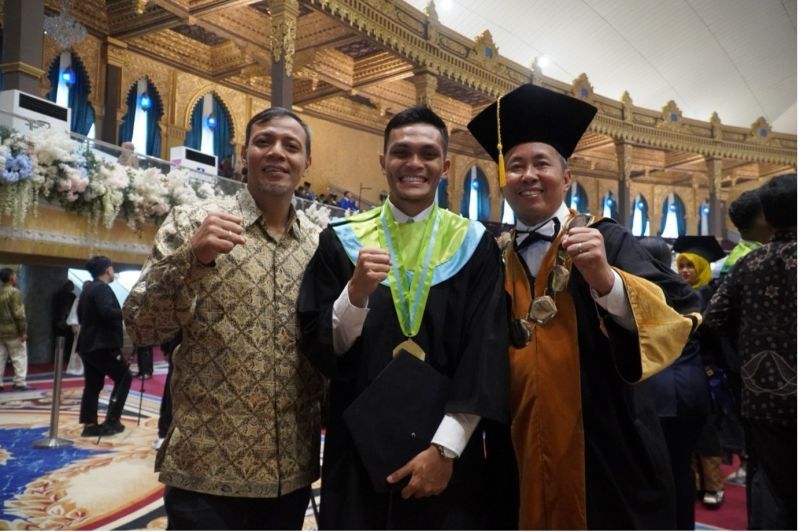 Rachmat Irianto (center) accompanied by his father, Bejo Sugiantoro (left) and FIKK Dean Dwi Cahyo Kartiko (right).