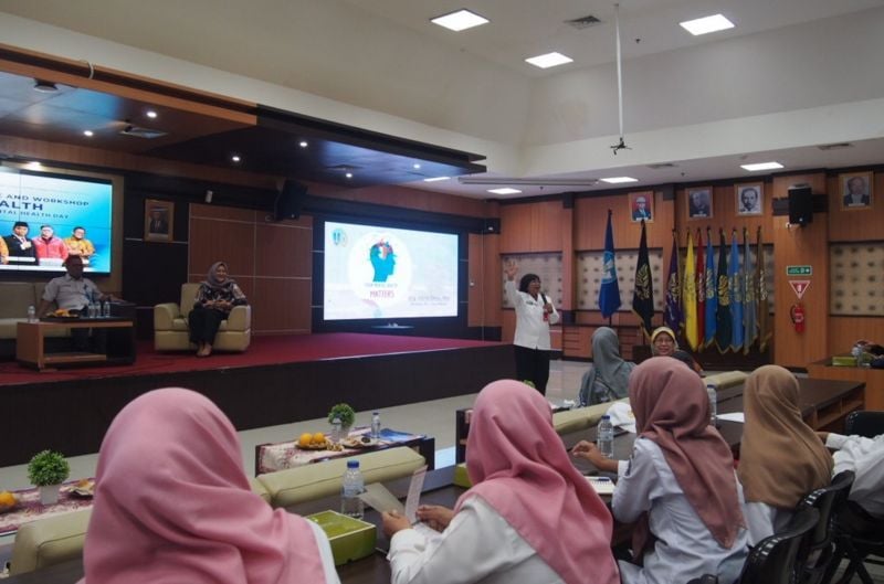 Lecturers and students attend an international seminar on mental health at the Auditorium, UNESA Rectorate.