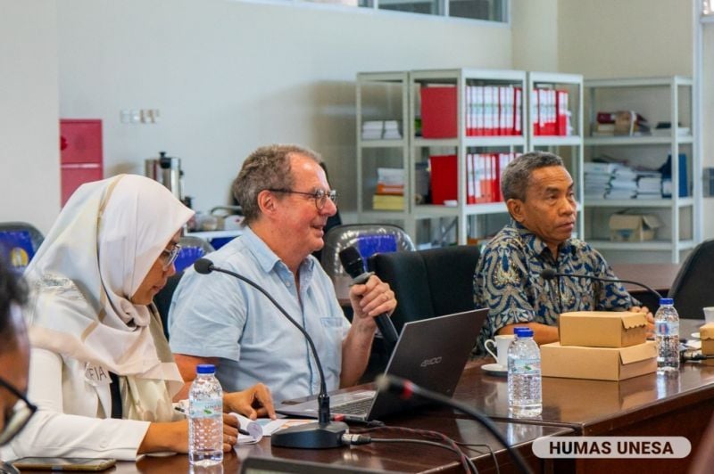 Professor from The Open University, UK (center) provided a number of reinforcements in the FGD which was attended by UNESA Labschool teachers and principals.