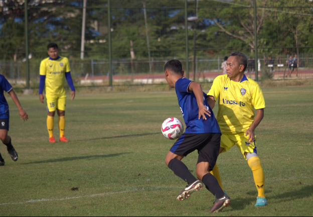 The professor and manager of UNESA FC also played together with the community members to face the UM and Undiksha teams.