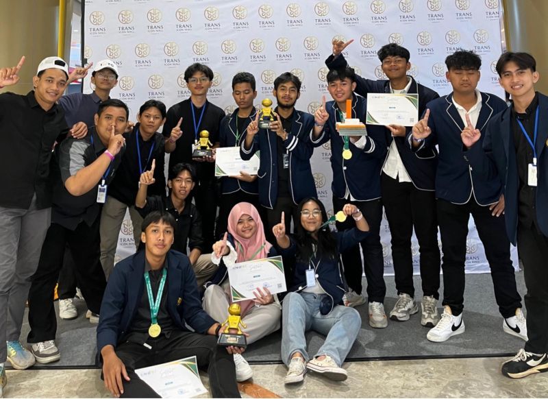 The UNESA Labschool High School Robotics Team which made achievements in the 2024 National Robotics Championship (Kejurnas).