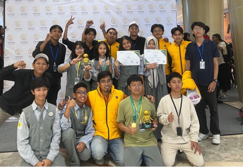 The UNESA Labschool Middle School Robotics Team won two championship titles in the 2024 National Robotics Championship (Kejurnas).