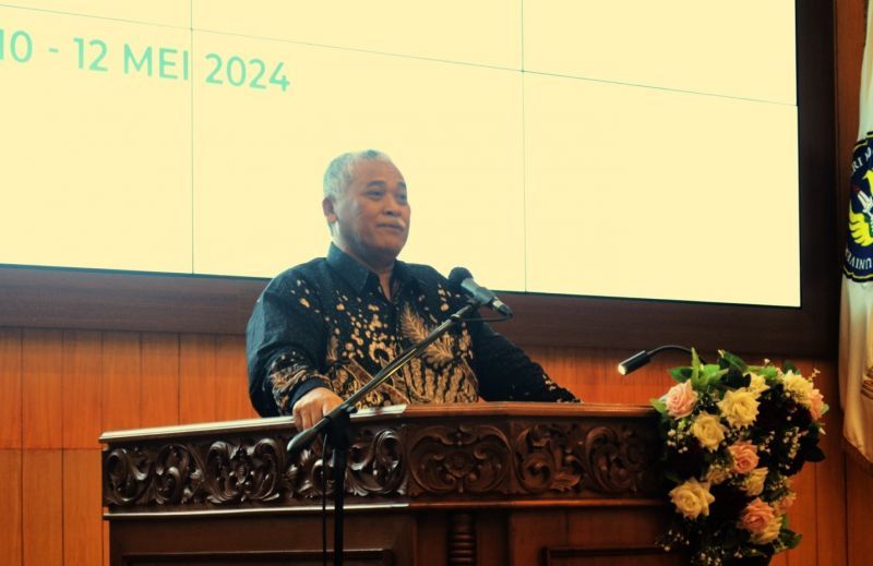 UNY Chancellor, Prof. Dr ., AIFO., gave a speech and reinforcement at the opening of the 2024 PB FOPI National Working Meeting.