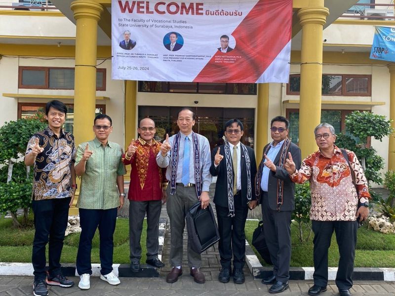 The leadership of the UNESA Vocational Faculty welcomed three representatives of Rajamangala University of Technology Krungthep (RMUTK), Thailand. Both parties discussed the cooperation program which will be followed up immediately in the future.