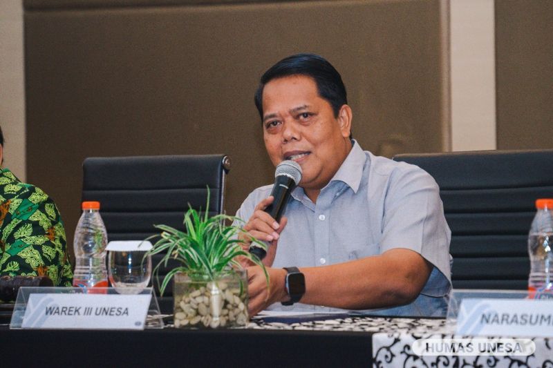 Wakil Rektor III Unesa, Bambang Sigit Widodo memberikan penguatan dalam Bimtek yang dihadiri jajaran pimpinan, dekan, direktur, dan kepala unit kerja terkait, serta dosen selingkung Unesa.