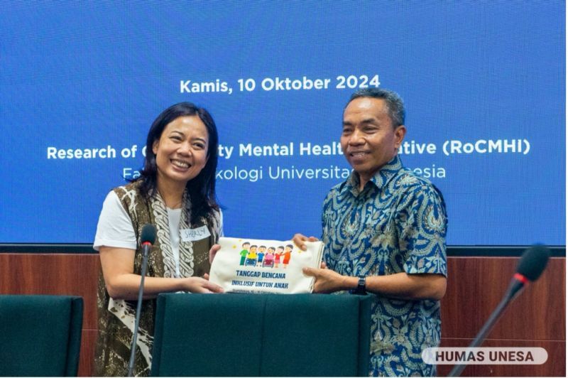 Sherly Saragih Turnip, Chair of RoCMHI Psychology UI with Sujarwanto, professor of special education management at UNESA.