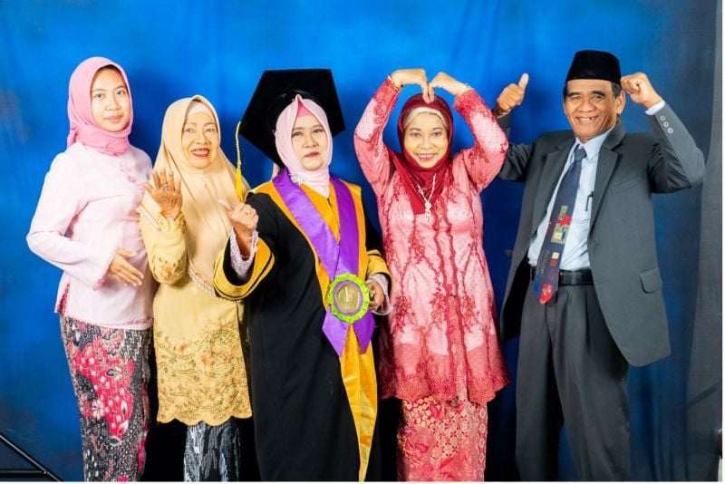 Prof. Endang Pudjiastuti Sartinah with her extended family on her inauguration day as professor in the field of guidance and counseling for children with needs specifically UNESA.