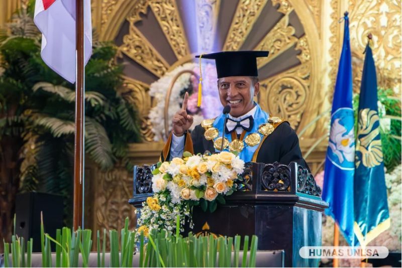 Rektor Unesa, Cak Hasan berpesan kepada 1.503 wisudawan agar terus belajar mengembangkan kompetensi sebagai kunci beradaptasi di era ketidakpastian. Ijazah bukan segalanya, tetapi ilmu yang terus dikembangkan dan bermanfaat itu kuncinya.