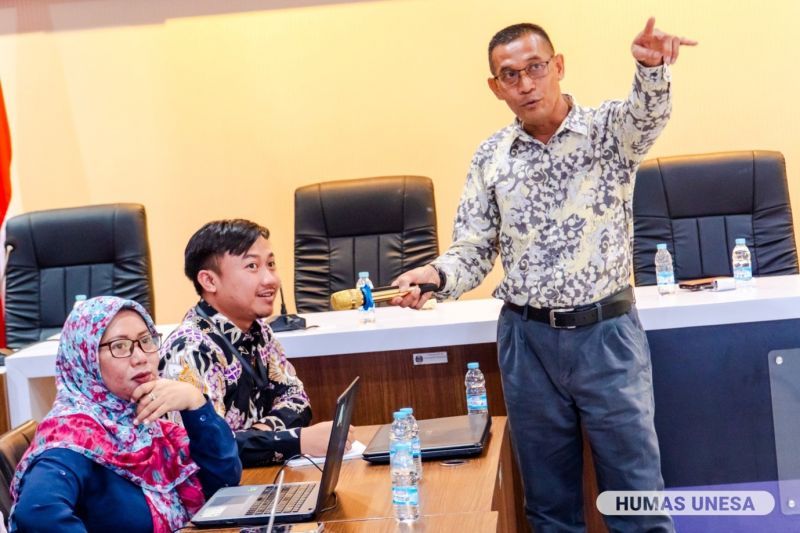 Assoc. Prof. Muhammad Faizal A. Ghani interacts with guest lecture participants in the MP FIP UNESA Undergraduate Study Program.