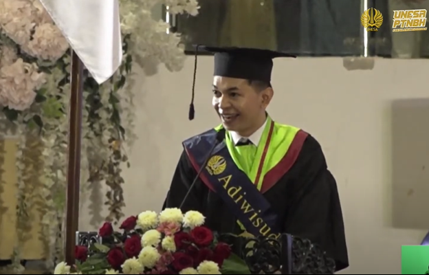 Meldydan Ony Ilhamsyah, the first graduate of the Faculty of Law who became the best graduate of the 110th UNESA graduation.